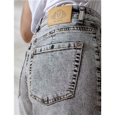 Прямые джинсы с декоративной стиркой из эластичного денима средней плотности