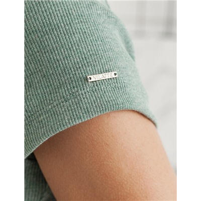 Футболкаиз плотного трикотажа в рубчик с V-образным вырезом