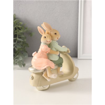 Фигурка полистоун «Кролики: катание на мопеде», 14×7×15 см