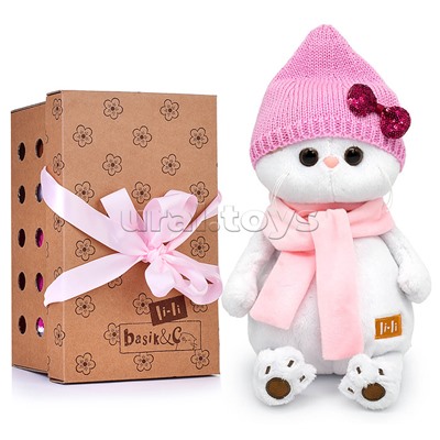 Кошка Ли-Ли в шапке с бантом и шарфе