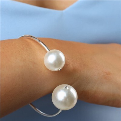 Комплект: колье жесткое разъемное на шею, браслет и серьги, цвет: серебристый, вставка: исск.жемчуг, цвет: белый перламутровый, Уценка, арт. 08.0701 (001.683 )