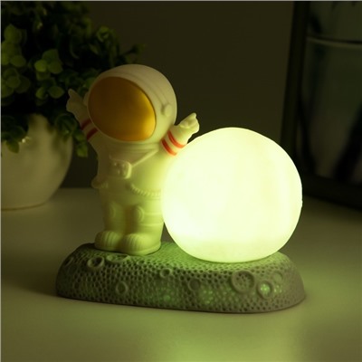 Фигурка светящаяся RISALUX «Крутой космонавт», LED-ночник, 2 Вт, RGB, от батареек 3×LR44, бело-золотой, 11×6×11 см