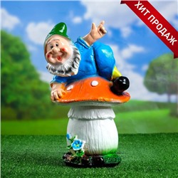Садовая фигура из гипса «Гном на мухоморе на животе», 37×22 см