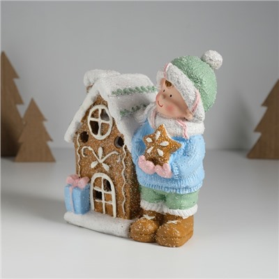 Фигурка светящаяся «Малышка в голубом свитере у пряничного домика», керамика, 15×8×16 см