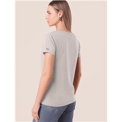 Футболка из премиального хлопка с V-образным вырезом