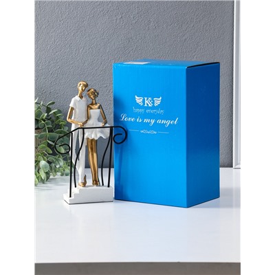 Фигура полистоун «Парочка стоит на лестнице с перилами», бело-золотой, 4.4×12.5×21 см