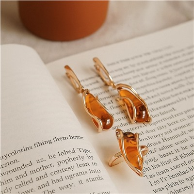 Комплект ювелирной бижутерии коллекция "Дубай" серьги и кольцо 17 р, покрытие позолота, вставка: искусственный янтарь, арт.007.117-17