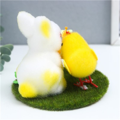 Фигурка пасхальная «Кролик и два цыплёнка на травке с цветком», 12×12×10.5 см