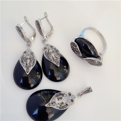 Комплект ювелирной бижутерии серьги, кулон и кольцо 19 р, покрытие: посеребрение, вставка: фианит и искусственный камень, цвет: черный и графитовый, арт.314.809-19