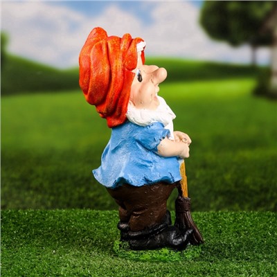 Садовая фигура из гипса «Гном с метлой», 30×14×14 см