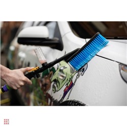 Щетка для мытья автомобиля, с распылителем