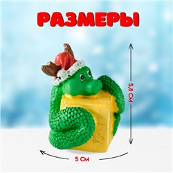 Фигурка полистоун «Змей с подарком, в новогоднем колпаке с рожками», 5×5.8 см