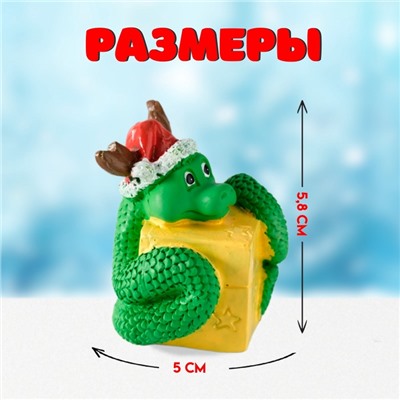 Фигурка полистоун «Змей с подарком, в новогоднем колпаке с рожками», 5×5.8 см