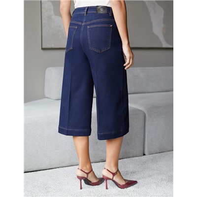 Джинсовые шорты бермуды со стрелками их эластичного денима