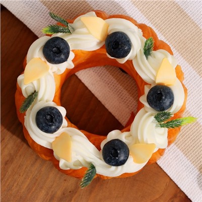 Муляж с магнитом «Пирожное Эклат» с черникой, 10×10×4 см