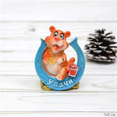 Фигурка Тигр с подковой и пожеланием 7х6 см цветная / 21341-1 /уп 4/288/ ПРОМО АКЦИЯ 679516