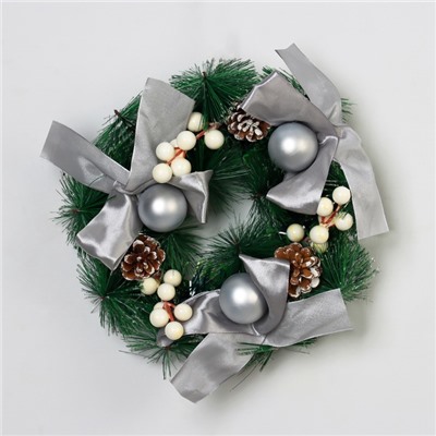 Венок новогодний d=24 см «Зимнее волшебство. Фестиваль блеска», с серебристыми бантами и шариками