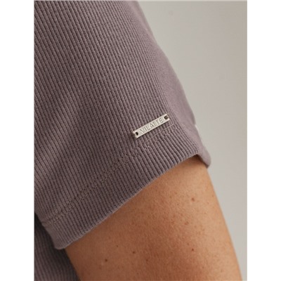 Футболка из плотного трикотажа в рубчик с V-образным вырезом