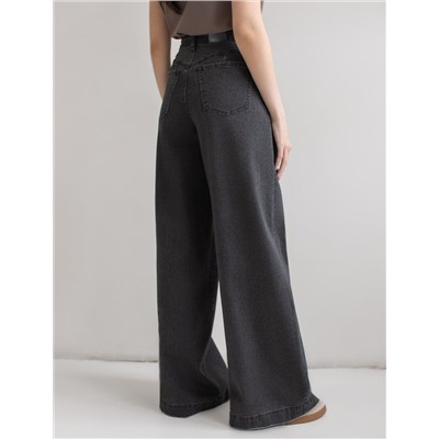 Широкие джинсы с декоративной стиркой из эластичного плотного денима