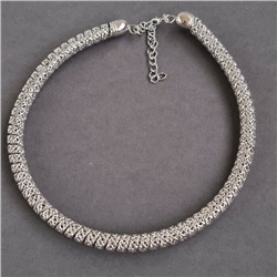 Колье жесткое на шею, цвет: серебристый, арт.204.174