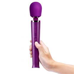 Фиолетовый жезловый мини-вибратор Le Wand Petite c 6 режимами вибрации