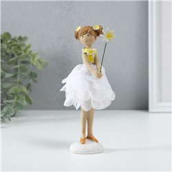 Фигурка полистоун «Девочка фея в бело-жёлтом платье с палочкой», 7×7×16.5 см