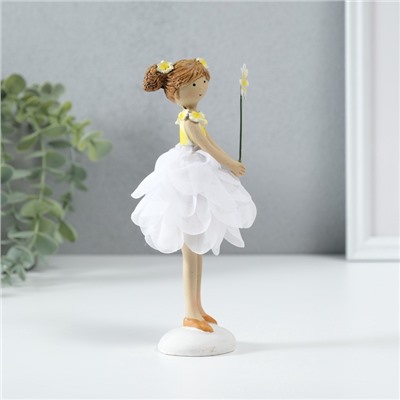 Фигурка полистоун «Девочка фея в бело-жёлтом платье с палочкой», 7×7×16.5 см
