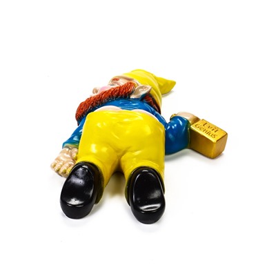 Садовая фигура из гипса «Рыжий пьяный гном», 23×16×7 см