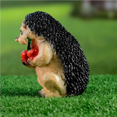 Садовая фигура из гипса «Ёжик с вишней», 9×11×13.5 см