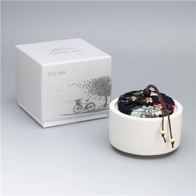 Ароматическая свеча в банке Soy WAX, английская груша и фрезия, белая, 9×9 см
