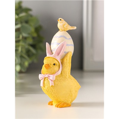 Фигурка полистоун «Цыплёнок в розовой шапке с заячьими ушками несёт яичко», 10.5 см