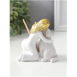 Аромадиффузор для эфирных масел с палочками «Девочка с собакой», полистоун, белый с золотом, 7.5×10×11 см