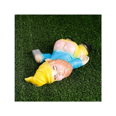 Садовая фигура из гипса «Рыжий пьяный гном», 23×16×7 см