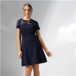 Платье приталенное с кружевом, Моментальное преображение