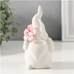 Фигурка керамика «Гномик белый с розовым цветком», 6.1×5.8×11.6 см