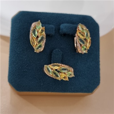 Комплект ювелирной бижутерии коллекция "Дубай" серьги и кольцо 17 р, покрытие позолота, вставка: фианиты и цирконы, цвет: бледно-зеленый и желтый, арт.215.668-17