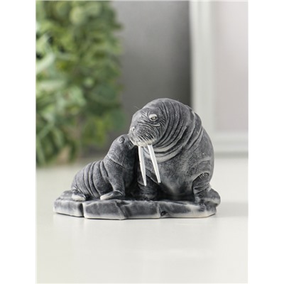 Фигурка «Самка моржа с детёнышем», 5.7 см