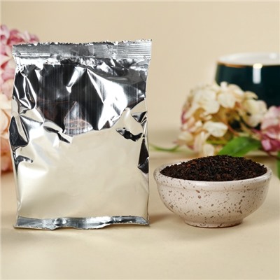 Подарочный набор «Цвети от счастья»: чай чёрный со вкусом клубники 50 г., кофе со вкусом нуги 50 г., варенье из сосновых шишек с клюквой 30 г., крем-мёд с клубникой, 30 г., крем-мёд с черникой 30 г.