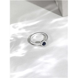 Кольцо из серебра с сапфиром и фианитами родированное К-038р