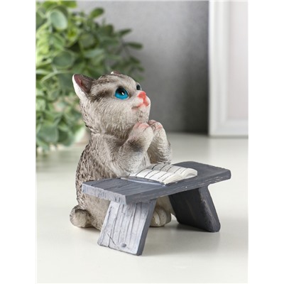 Фигурка полистоун «Котик с книгой за партой», серый, 9×8.5×9.5 см