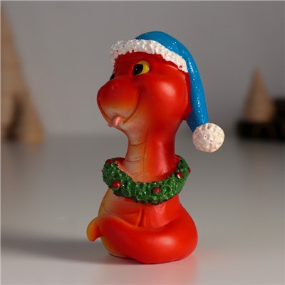Фигурка полистоун «Змейка красная в синей шапке и новогоднем венке», 5×4×8.5 см