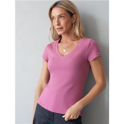 Футболка из плотного трикотажа в рубчик с V-образным вырезом