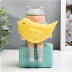 Фигурка полистоун «Малыш с кошачьими ушками и птичкой в руках», 15.7×10.5×8 см