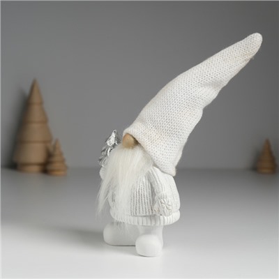 Фигурка полистоун «Дед Мороз в белом вязанном колпаке, с серебристой ёлочкой», 8.5×5×18 см