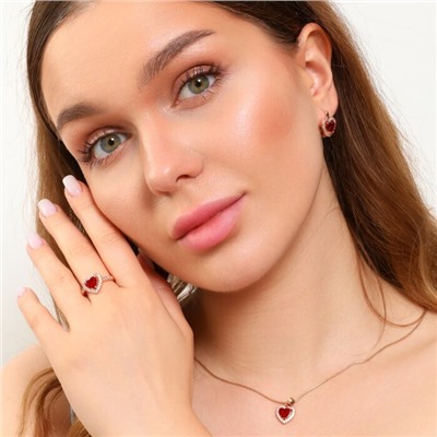 Комплект в форме сердца ювелирная бижутерия коллекция  "Дубай" серьги, кулон и кольцо 18 р, покрытие: позолота, вставка: фианиты, цвет: прозрачный и красный, арт.213.771-18