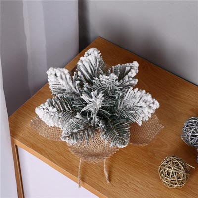 Новогодняя хвойная композиция на стол 20 см «Снегопад премиум», заснеженная