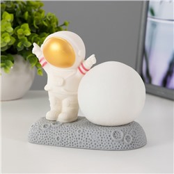 Фигурка светящаяся RISALUX «Крутой космонавт», LED-ночник, 2 Вт, RGB, от батареек 3×LR44, бело-золотой, 11×6×11 см