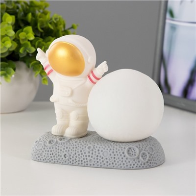 Фигурка светящаяся RISALUX «Крутой космонавт», LED-ночник, 2 Вт, RGB, от батареек 3×LR44, бело-золотой, 11×6×11 см