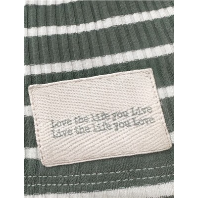 Платье из трикотажа в широкий рубчик с разрезами