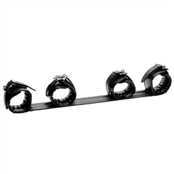 Черная распорка с манжетами для рук и ног Deluxe Rigid Spreader Bar